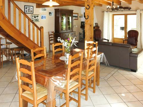 une salle à manger avec une table et des chaises en bois dans l'établissement Holiday Home Le Chomeil by Interhome, à Chamalières-sur-Loire