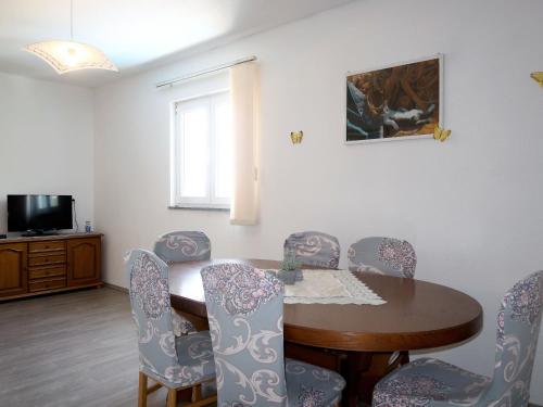 Televízia a/alebo spoločenská miestnosť v ubytovaní Apartment Golic-2 by Interhome