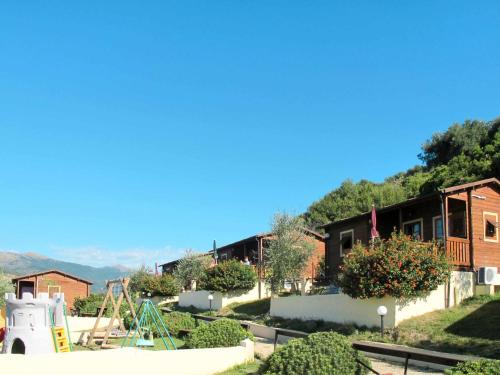 サン・ロレンツォ・アル・マーレにあるHoliday Home Le Terrazze del Geco Bungalow B - SLR301 by Interhomeの山を背景とした家屋群
