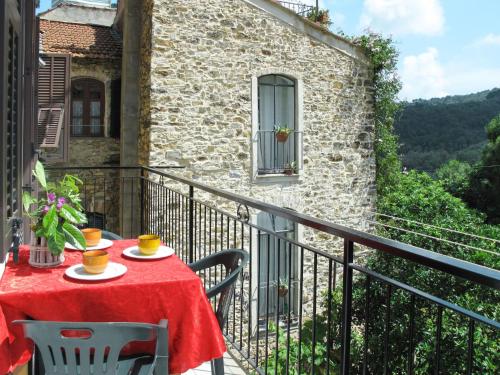 een balkon met een tafel en stoelen en een gebouw bij Holiday Home Casa Simona - DOL134 by Interhome in Costa Carnara
