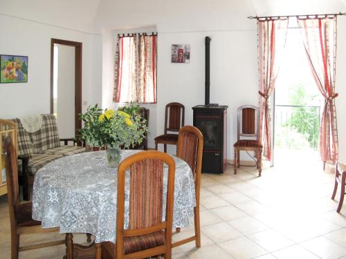 een eetkamer met een tafel en een open haard bij Holiday Home Casa Simona - DOL134 by Interhome in Costa Carnara