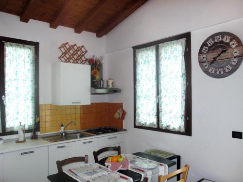 Η κουζίνα ή μικρή κουζίνα στο Holiday Home Le Sorbe - BCM120 by Interhome