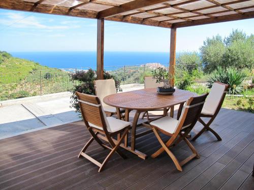 インペリアにあるHoliday Home Casa Eda e Genny by Interhomeの海を望むデッキ(木製テーブル、椅子付)