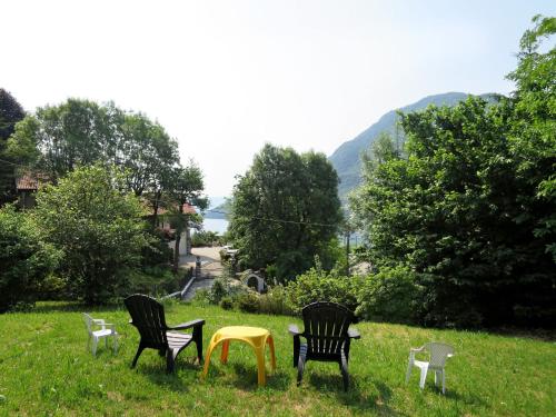 メルゴッツォにあるApartment Ciliegio by Interhomeの畑の芝生の椅子三脚