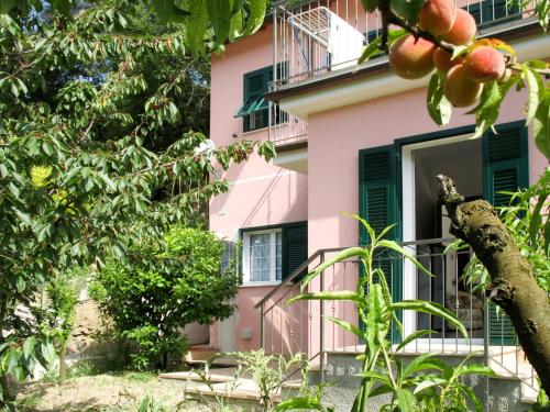 StellanelloにあるApartment Rosa by Interhomeの緑の艶と木のピンクの建物