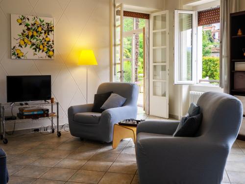 un soggiorno con 2 sedie e una TV di Apartment del Sole-5 by Interhome a Luino