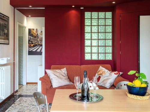 uma sala de estar com paredes vermelhas e um sofá em Apartment del Sole-2 by Interhome em Luino