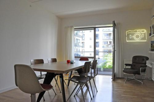 コペンハーゲンにあるApartmentInCopenhagen Apartment 417のダイニングルーム(テーブル、椅子付)