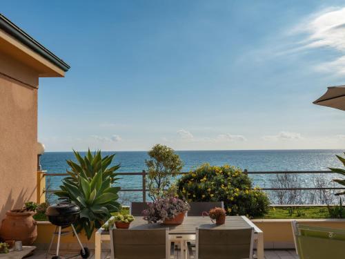 comedor con vistas al océano en Holiday Home Terrazzo sul Mare by Interhome, en Cipressa