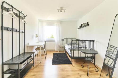 Postel nebo postele na pokoji v ubytování City Apartment Hasenheide - Wohnung mit 3 Schlafzimmern und Balkon mit Landschaftsblick
