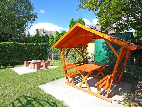 バラトンマーリアフュルドゥーにあるHoliday Home Francesco by Interhomeの木造のガゼボ(庭にピクニックテーブル付)