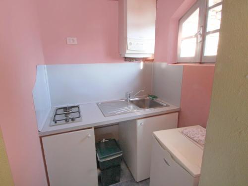 uma pequena cozinha com um lavatório e um fogão em Studio Casa sul lago by Interhome em Orta San Giulio