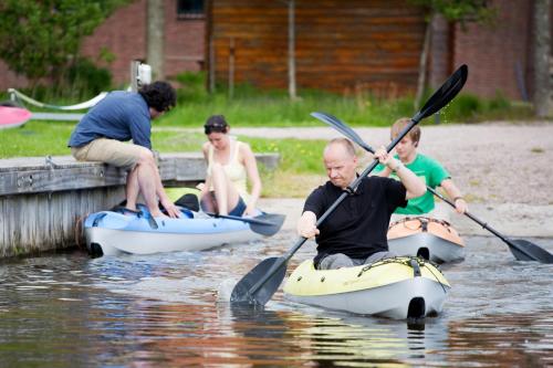 a group of people in kayaks on the water at Camping Pasveer in Loënga