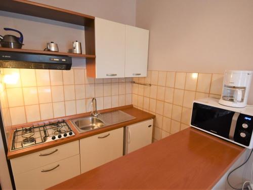 Ett kök eller pentry på Apartment Basic by Interhome