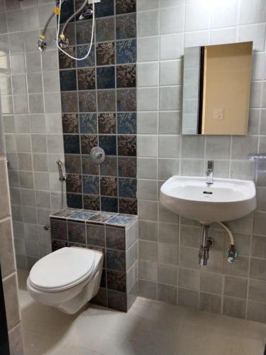 Bilik mandi di 1 BHK Apartment for rent in Varca - We Comforts