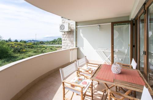 balkon ze stołem i krzesłami oraz widokiem w obiekcie Apartment Penetra w mieście Cavtat