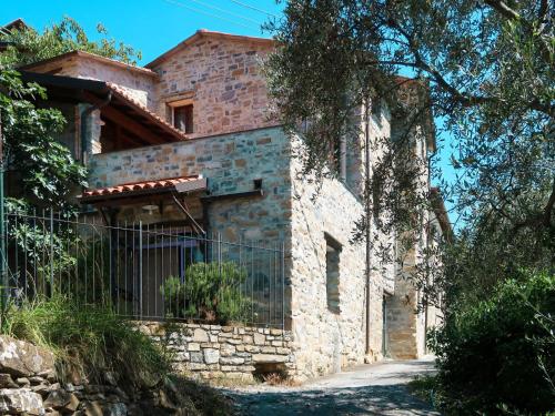 een stenen huis met een poort ervoor bij Holiday Home U Figu du Camin by Interhome in Villa Viani