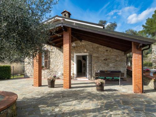 un padiglione con panchina nel patio di Holiday Home Miriam by Interhome a Marina dʼAndora