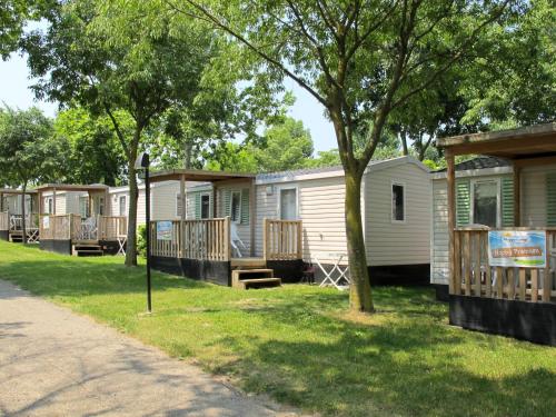 a row of mobile homes in a park at Holiday Home Bella Italia-4 by Interhome in Peschiera del Garda