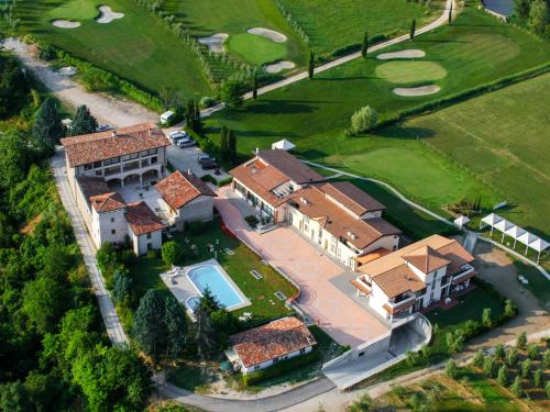eine Luftansicht eines Hauses mit einem Golfplatz in der Unterkunft Apartment Colombaro Nuovo-4 by Interhome in San Felice del Benaco