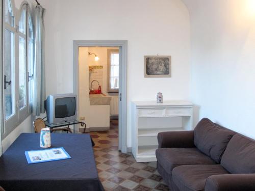 sala de estar con sofá y TV en Apartment Morgana - FLG208 by Interhome en Finale Ligure