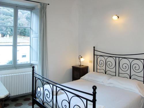 1 dormitorio con cama y ventana en Apartment Morgana - FLG208 by Interhome en Finale Ligure
