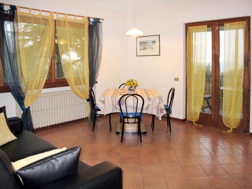 jadalnia ze stołem, krzesłami i kanapą w obiekcie Apartment Villa Rizzardi-2 by Interhome w mieście Malcesine