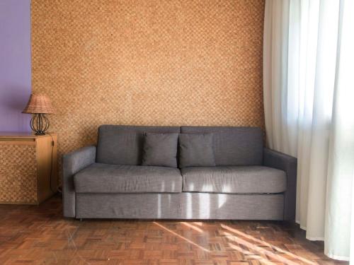 kanapę siedzącą w salonie obok ściany w obiekcie Apartment Standard by Interhome w mieście Riva del Garda