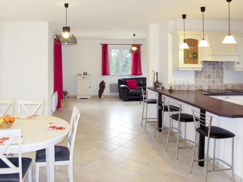 une cuisine et un salon avec une table et des chaises dans l'établissement Holiday Home La Renaudière by Interhome, à Lorgues
