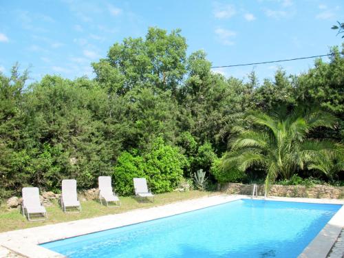 uma piscina com duas espreguiçadeiras e uma piscina em Holiday Home L'Yeuse - BEF160 by Interhome em Plan Florent
