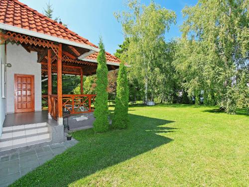 uma casa com um gazebo num quintal em Holiday Home Maria by Interhome em Balatonmáriafürdő