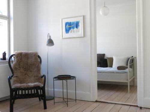 sala de estar con silla y cama en ApartmentInCopenhagen Apartment 1144, en Copenhague