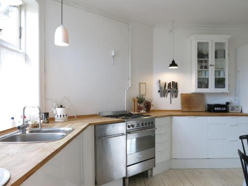 Ett kök eller pentry på ApartmentInCopenhagen Apartment 1159