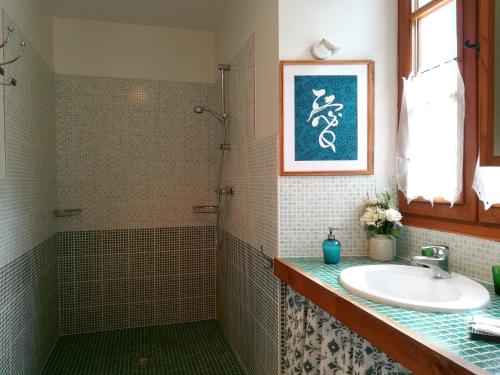 une salle de bain avec un lavabo et une douche dans l'établissement Maison spacieuse à Saint-Pierre-de-Côle avec piscine privée, à Saint-Pierre-de-Côle