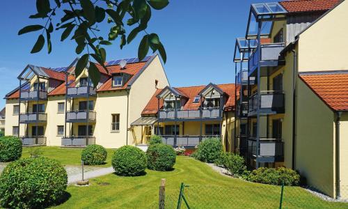 una fila de casas con techos rojos en Appartementhaus Würding, en Bad Füssing