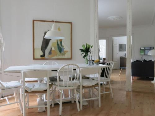 コペンハーゲンにあるApartmentInCopenhagen Apartment 1288のダイニングルーム(白いテーブル、椅子付)