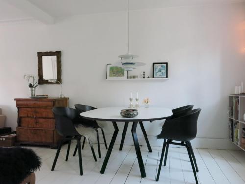 コペンハーゲンにあるApartmentInCopenhagen Apartment 1277のダイニングルーム(テーブル、椅子付)