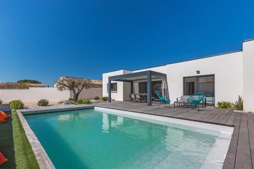 une piscine devant une maison dans l'établissement Villa Paloma, à Saint-Palais-sur-Mer