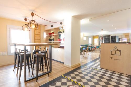 ibis Rochefortにあるキッチンまたは簡易キッチン