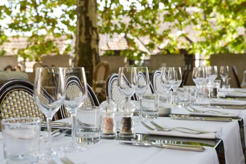 a table with empty wine glasses on it at hotel brasserie au violon in Basel