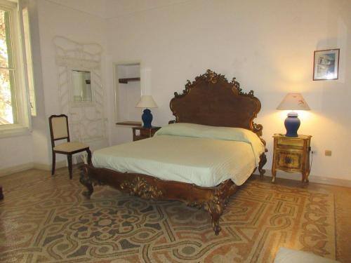 レウカにあるVilla Superior Vista mareのベッドルーム1室(ベッド1台、テーブル2台、椅子付)
