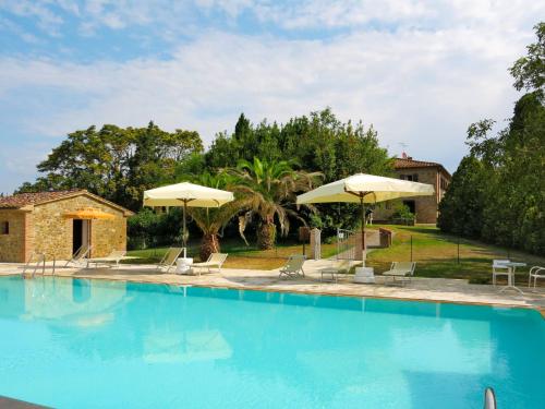 ein großer Pool mit Sonnenschirmen und Stühlen in der Unterkunft Apartment Le Palaie - 'Piscina' - PEC205 by Interhome in Molino Mazzetti