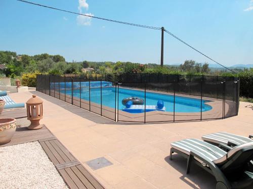 une piscine entourée d'une clôture dans l'établissement Holiday Home Le Cabanon by Interhome, à Draguignan