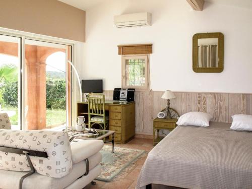 une chambre avec un lit, un bureau et une chaise dans l'établissement Holiday Home Le Cabanon by Interhome, à Draguignan