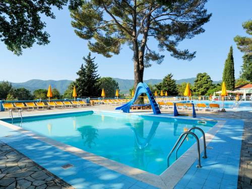 una piscina con scivolo in un resort di Holiday Home Bungalow B - AEG401 by Interhome a Villanova dʼAlbenga