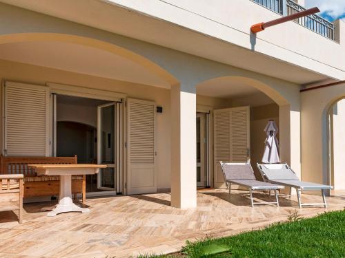 eine Terrasse mit 2 Stühlen und einem Tisch in der Unterkunft Apartment Stella - Villa di Sogno by Interhome in Capoliveri