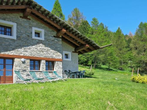 um grupo de cadeiras sentadas fora de uma casa em Chalet Casot Pra Viei - SMY100 by Interhome em Sampeire