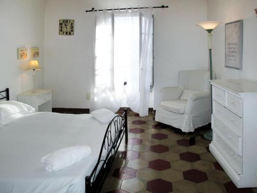 1 dormitorio con 2 camas, silla y ventana en Apartment Ginevra - FLG209 by Interhome en Finale Ligure