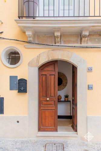 an entrance to a building with a wooden door at Casa Ramal - Tipica dimora Siciliana in Siracusa