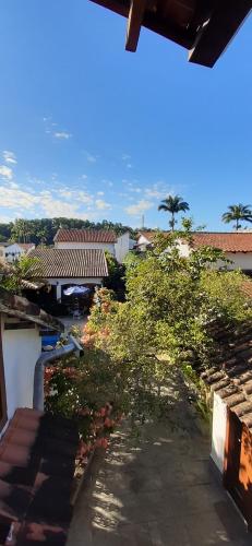 a view of a yard with plants and flowers at Pousada Doce Paraty in Paraty